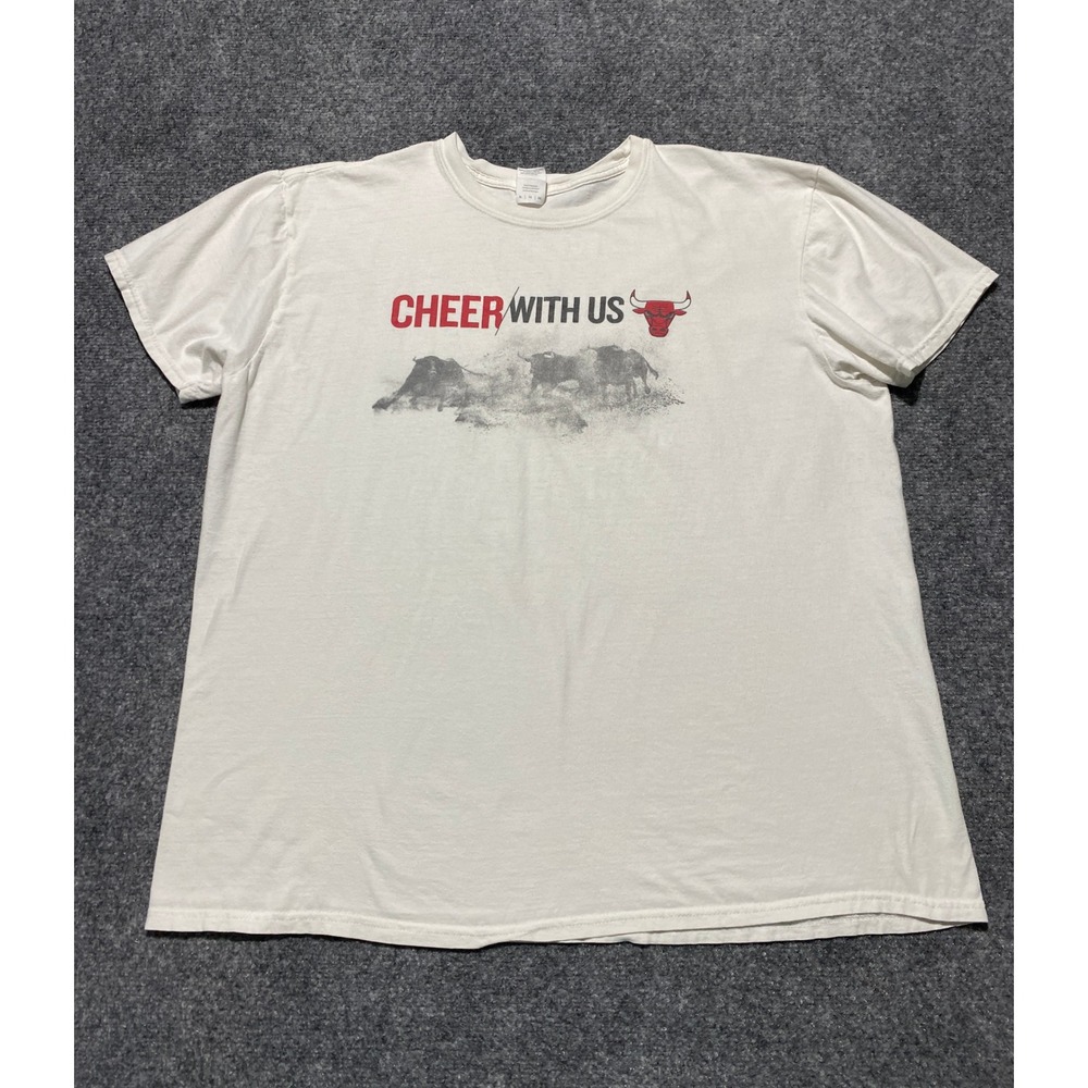 Chicago Bulls Cheer With Us Graphic T-Shirt Mens XL White Gildan Softstyle